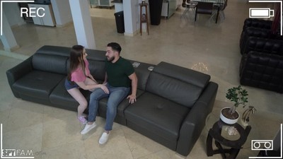 Горячая брюнетка